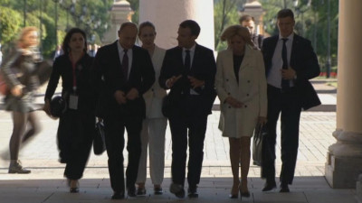 Эммануэль Макрон прибыл в Петербург