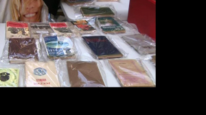 В библиотеке раздают книги