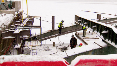 На Биржевом мосту устанавливают первую новую балку