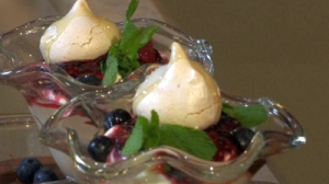 Быстрые рецепты от Татьяны Проворной: десерт из сливок и ягод с меренгами