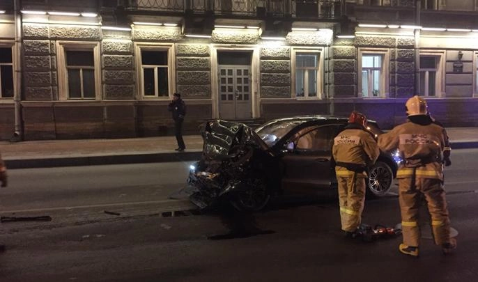 На Дворцовой набережной собралась пробка из-за столкновения автобуса и внедорожника - tvspb.ru