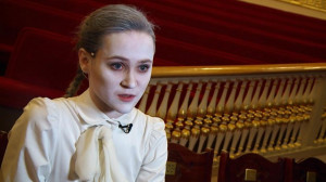 Анна Блинова в роли комиссара в «Оптимистической трагедии»