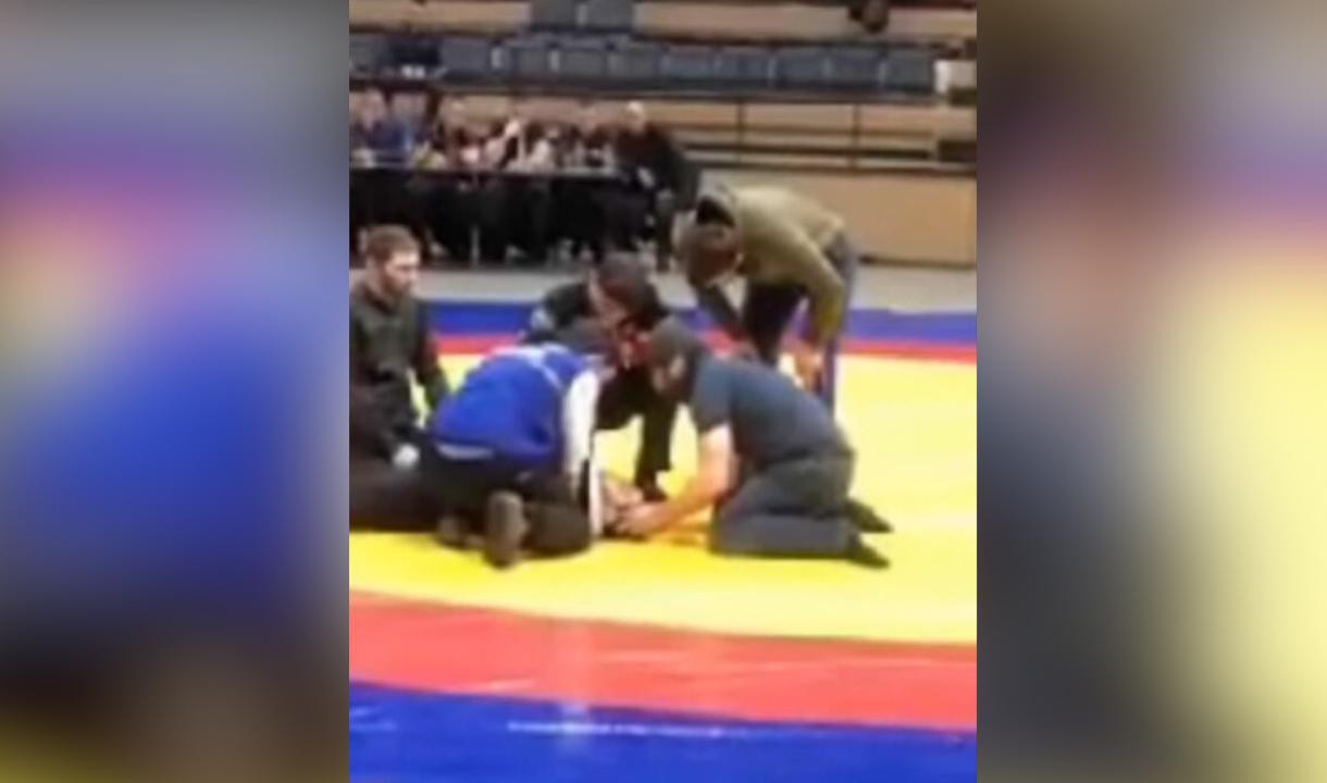 Спортсмен выступающий на соревнованиях получил травму. Дагестанские борцы. Дагестанские спортсмены. Сломал шею на соревнованиях по борьбе.