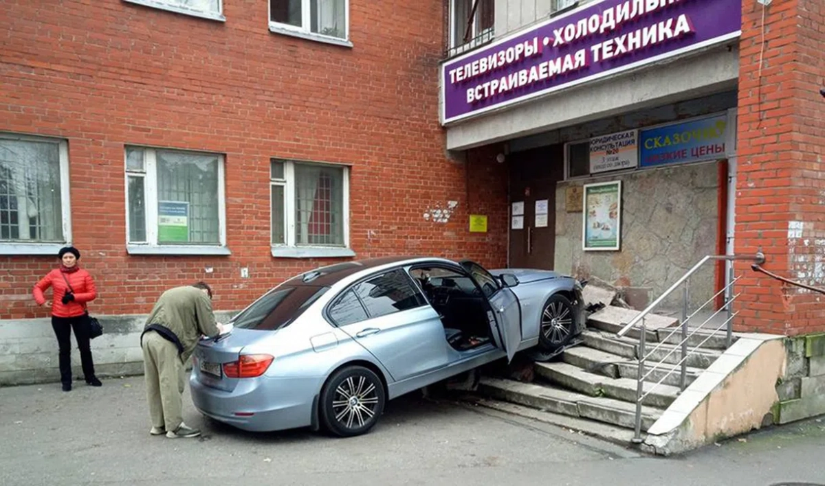 Водитель BMW протаранил крыльцо магазина на улице Токарева в Сестрорецке - tvspb.ru
