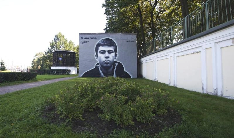 Вандалы испортили граффити с Данилой Багровым в Петербурге - tvspb.ru