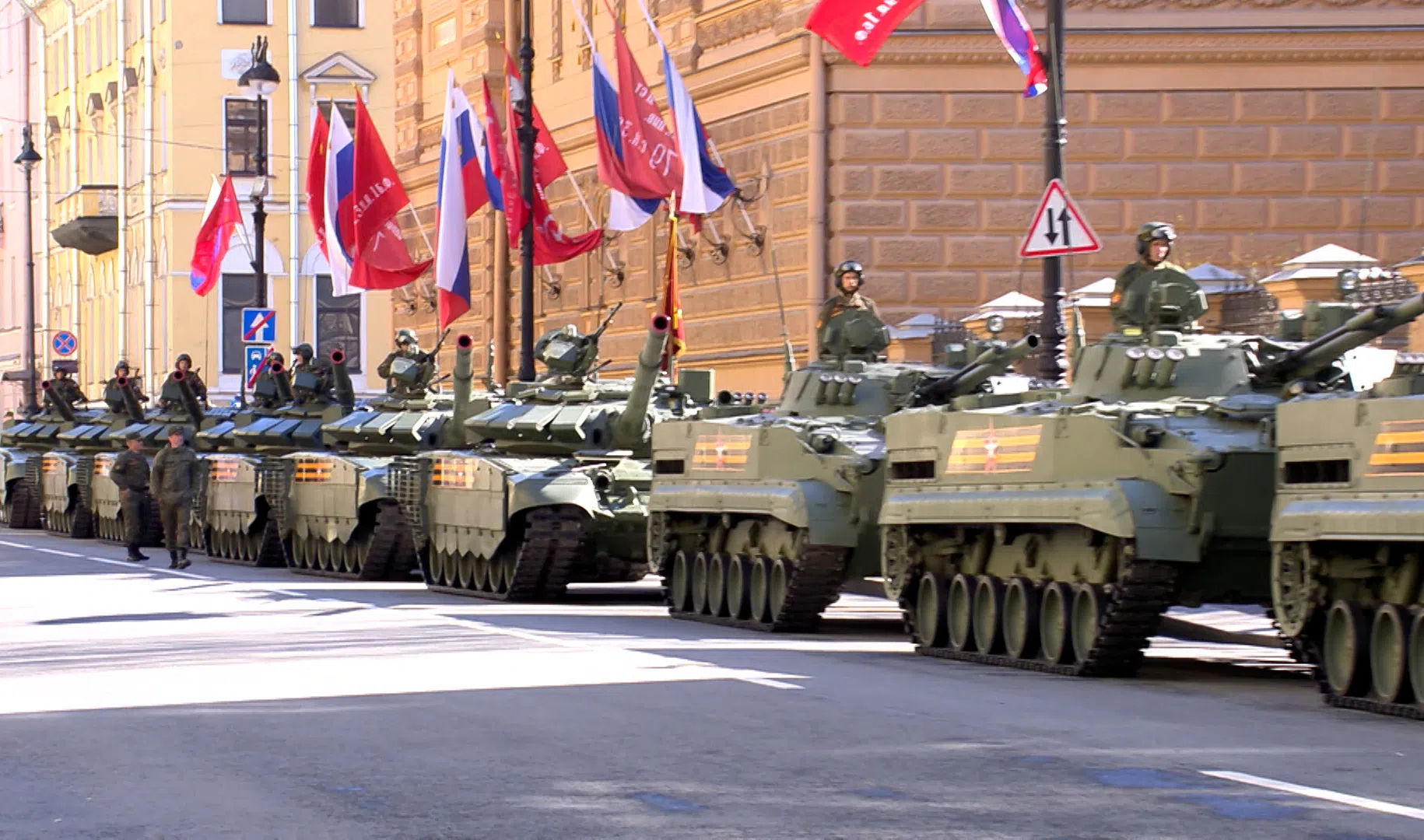 Смирно! Колонна БМП-3 в последние секунды перед выходом на Дворцовую площадь