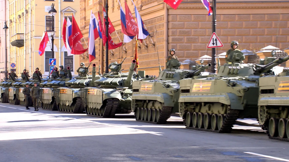 Смирно! Колонна БМП-3 в последние секунды перед выходом на Дворцовую площадь