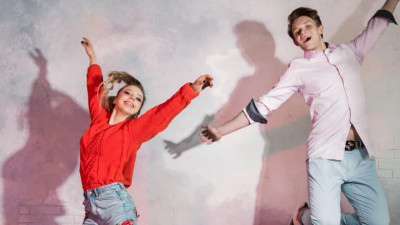 Фигуристы Бойкова и Козловский показали, как поддерживают форму во время самоизоляции