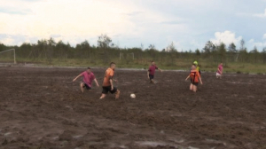 По колено в грязи. Россияне — победители Чемпионата мира по болотному футболу