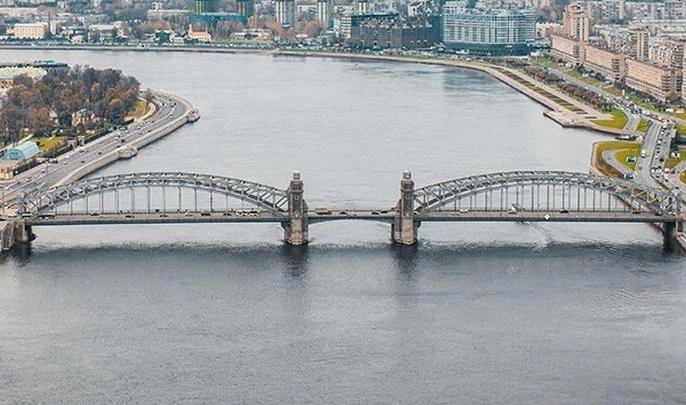 В опору Большеохтинского моста врезался катер - tvspb.ru