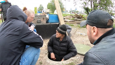 В Петербурге пытаются помочь мужчине, который 20 лет живет в тепловом коллекторе