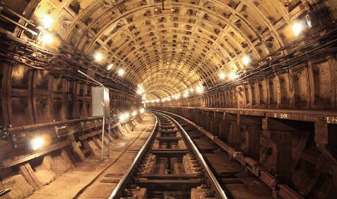 Петербургский метрополитен объяснил, почему в метро деревянные шпалы