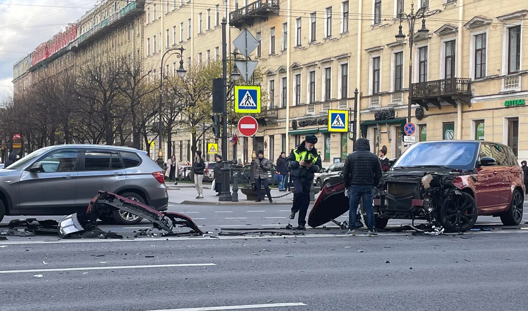 Дтп петербург. Невский проспект ДТП СПБ. ДТП на Невском проспекте вчера. Перекресток Невского проспекта и большой Конюшенной.