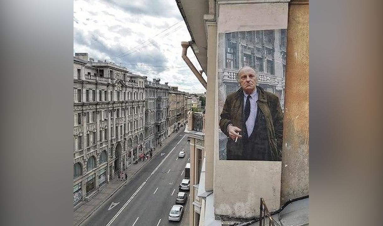 В Петербурге портрет Бродского перенесли на крышу дома
