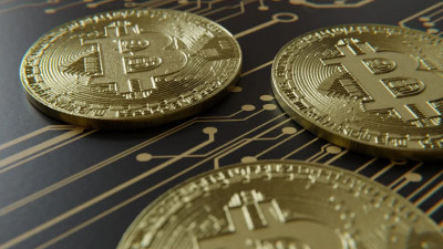 После резкого падения биткоин внезапно вырос на треть