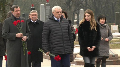 Губернатор Петербурга возложил цветы к памятнику воинам-освободителям в Будапеште