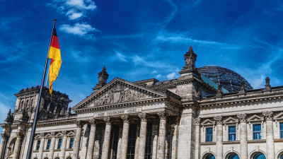 В бундестаг в Германии проходят 6 партий, лидирует партийный блок Меркель