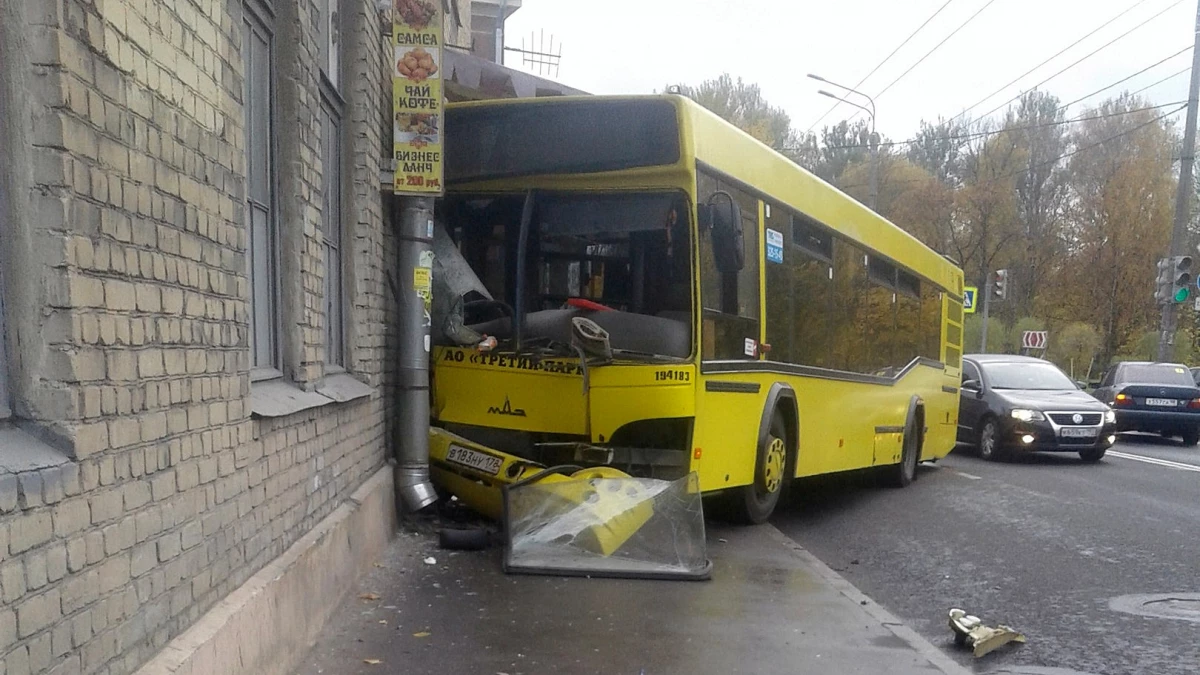 На Расстанной улице автобус въехал в жилой дом - tvspb.ru