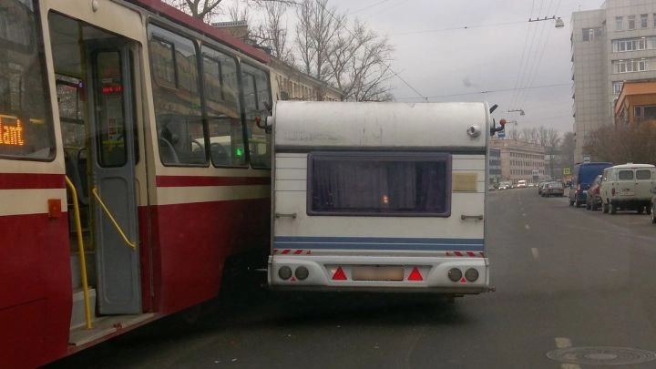 В Петербурге дом на колесах врезался в трамвай - tvspb.ru