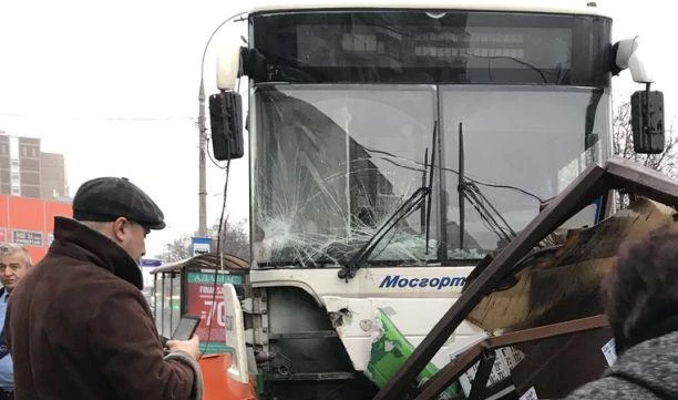 СК: Автобус, врезавшийся в остановку в Москве, был исправен - tvspb.ru