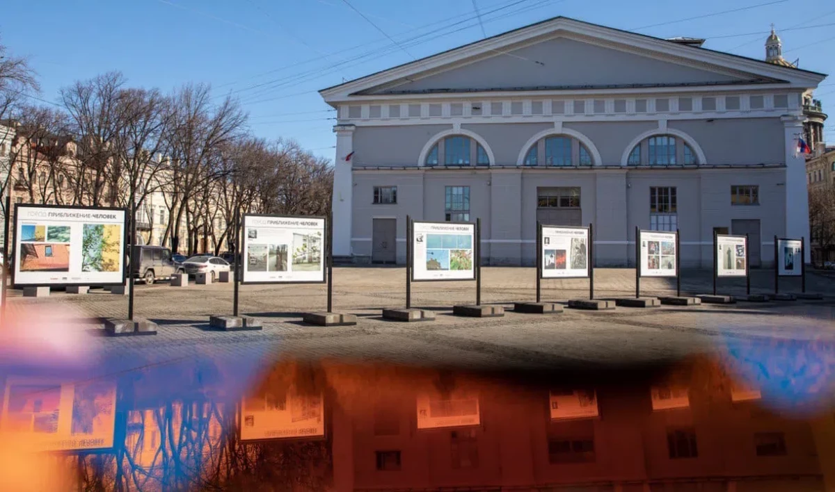 У «Манежа» открылась выставка фотографий, сделанных подопечными «Ночлежки» - tvspb.ru