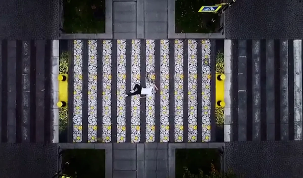 На Большой Конюшенной появился жизнерадостный арт-объект Максима Гаммы - tvspb.ru