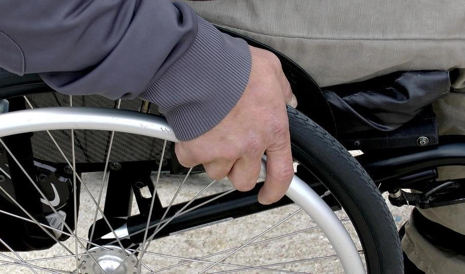 Ученые из Петербурга и США вернули способность ходить парализованному мужчине - tvspb.ru