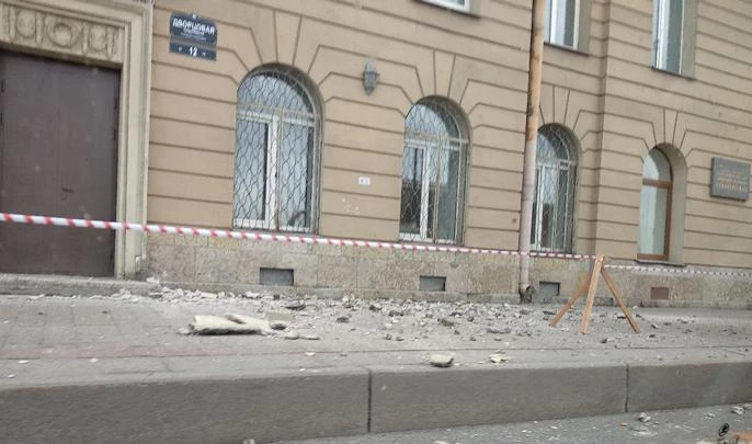 На Дворцовой набережной с фасада здания обрушилась часть штукатурного слоя - tvspb.ru