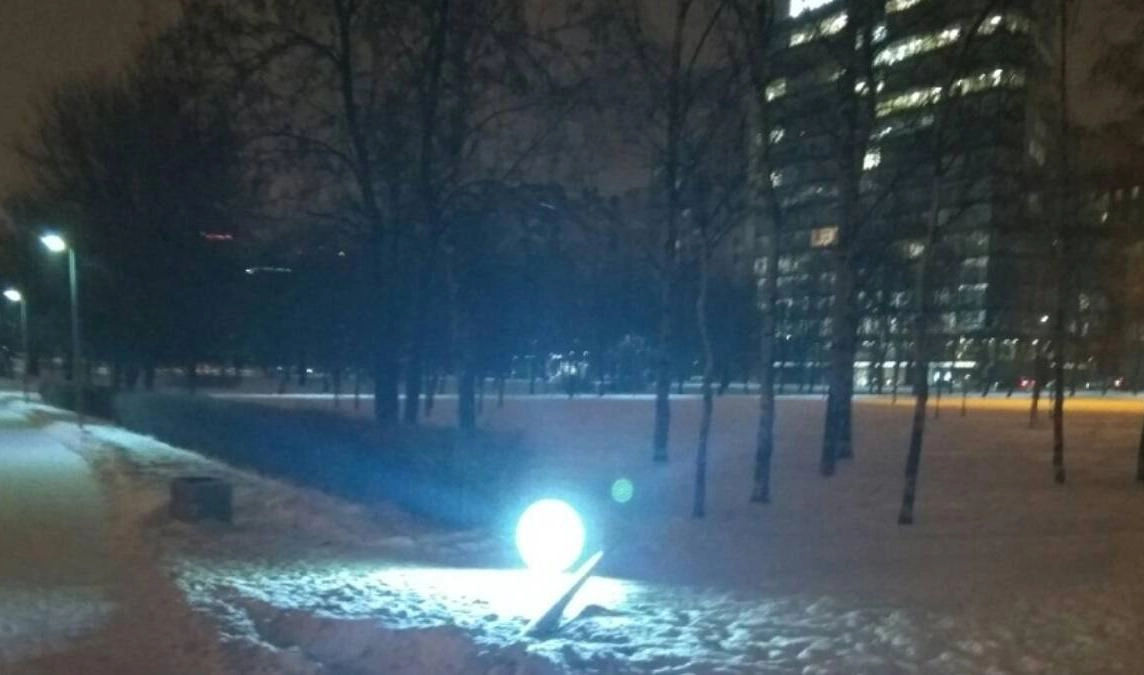 Петербуржцы пожаловались на уличный светильник, который упал, но не погас - tvspb.ru
