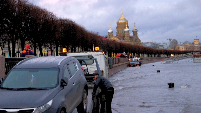 Спасатели дважды за новогодние каникулы доставали из воды любителей езды по льду - tvspb.ru