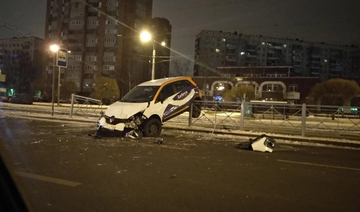 На Энгельса каршеринговый автомобиль повис на дорожном ограждении - tvspb.ru