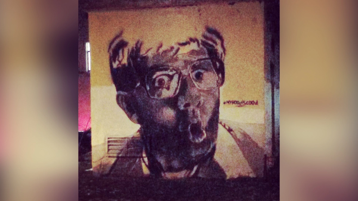 На месте закрашенного портрета Дурова появилось граффити с Галустяном - tvspb.ru