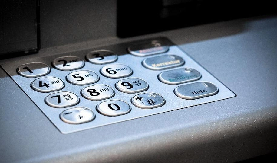 Почти 10 млн рублей неизвестный похитил из банкомата в Петербурге - tvspb.ru