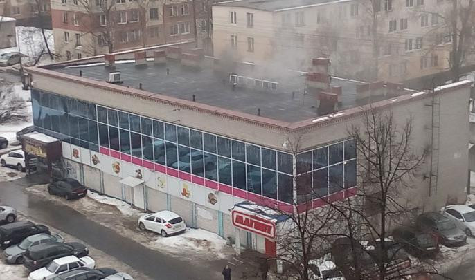 В Колпино произошел пожар в здании супермаркета