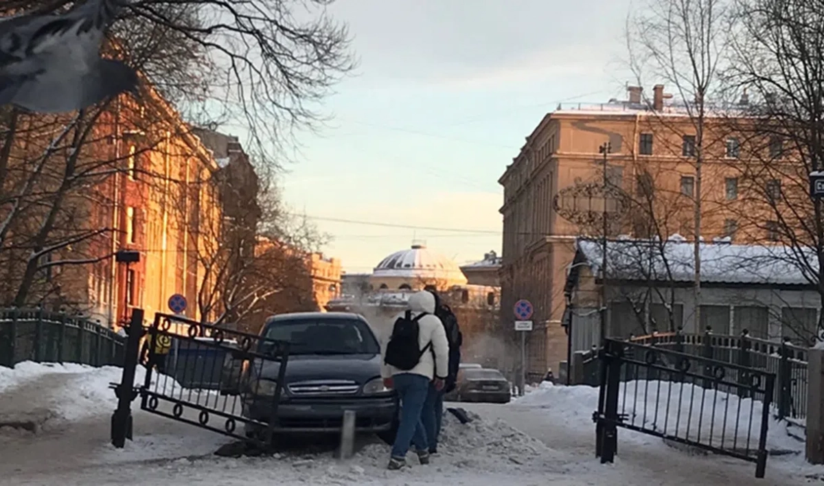 «Шевроле» пробил ворота парка Екатерингоф - tvspb.ru