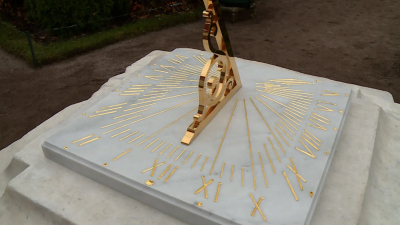 Исторические солнечные часы вернули в Петергоф