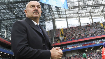 Дзюба вручил Черчесову подарок от сборной России на день рождения