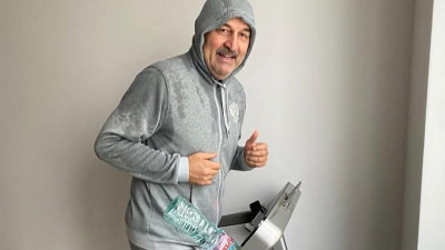 Станислав Черчесов показал, как занимается на беговой дорожке во время самоизоляции