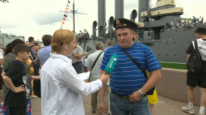 Юля Чеснокова у крейсера «Аврора» со зрителями Главного Военно-морского парада