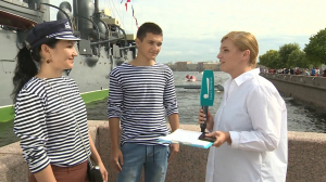 Юля Чеснокова у крейсера «Аврора» с гостями Дня ВМФ из Москвы
