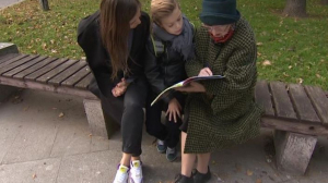 Дарья Цыбульская делает домашнее задание вместе со школьником Даней на улицах города