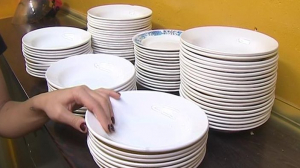 Дарья Цыбульская побывала на необычном аттракционе &#8212; бить тарелки здесь можно и нужно