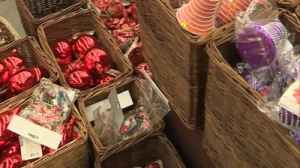 Максим Русанов тестирует новогодние игрушки