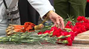 День окончания Ленинградской битвы вспомнили на Пискаревском и Серафимовском кладбищах
