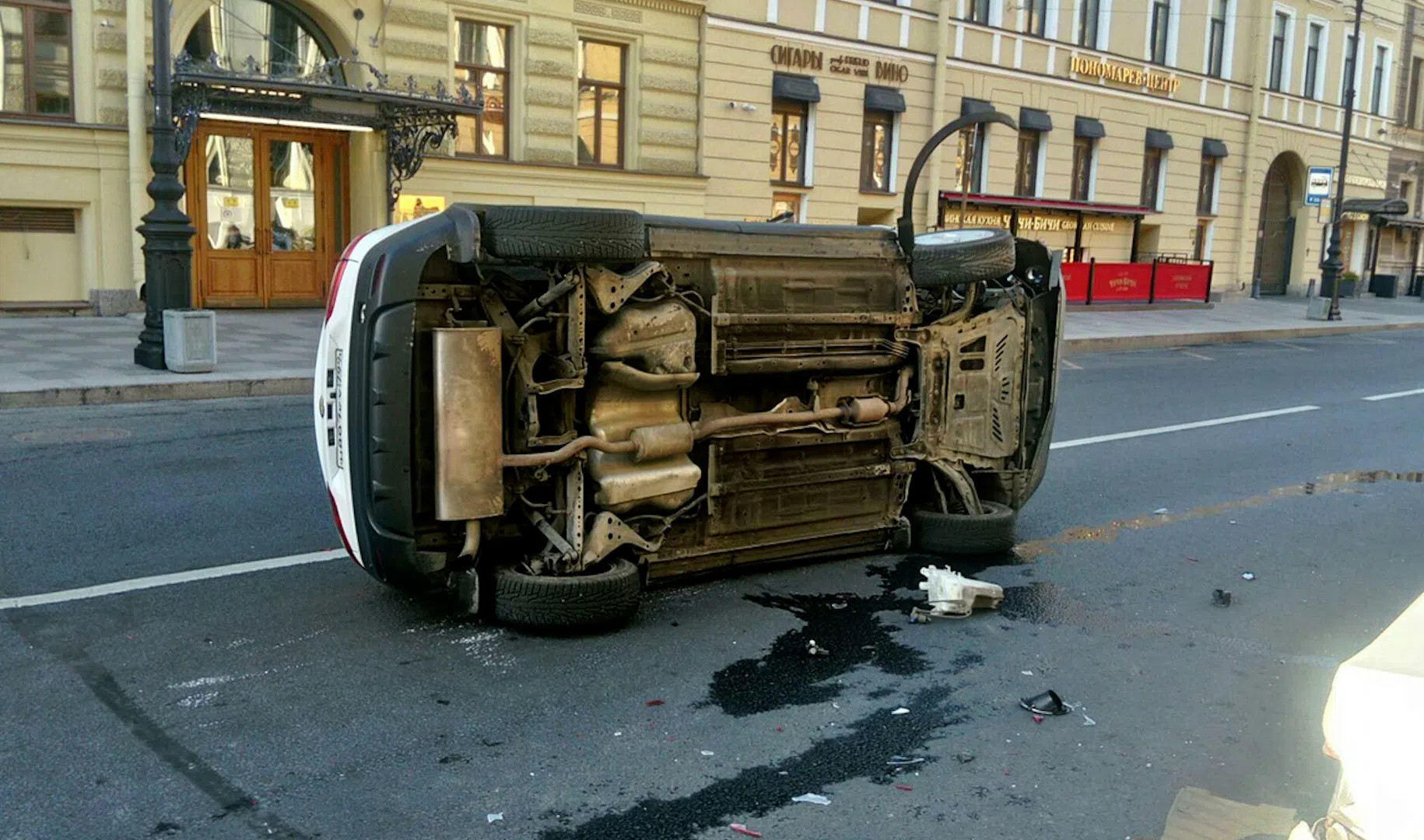 Каршеринг перевернулся на бок после встречи с такси на Малой Морской |  Телеканал Санкт-Петербург