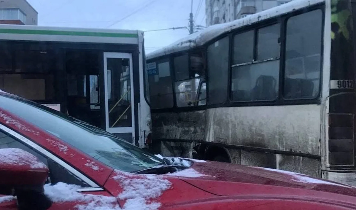 На улице Кораблестроителей автобус врезался в маршрутку, которая до этого снесла ограждение - tvspb.ru