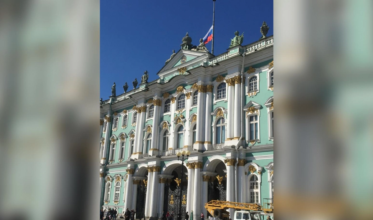 На Зимнем дворце приспустили флаг в связи с пожаром в Нотр-Дам де Пари - tvspb.ru