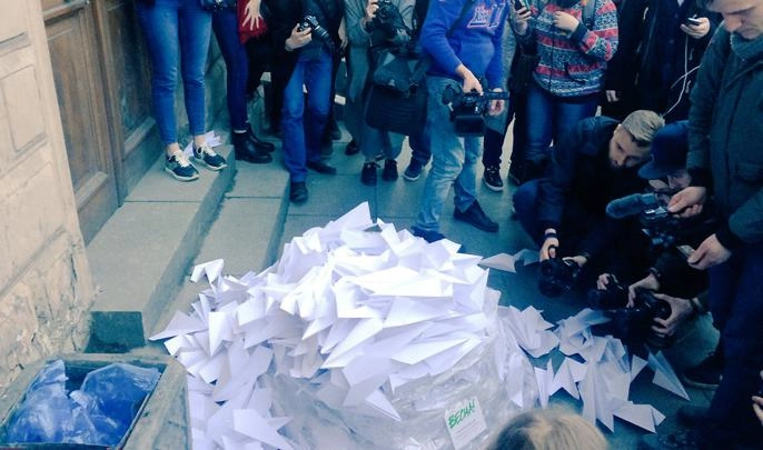 У петербургского отделения Роскомнадзора рассыпали тысячи бумажных самолетов - tvspb.ru