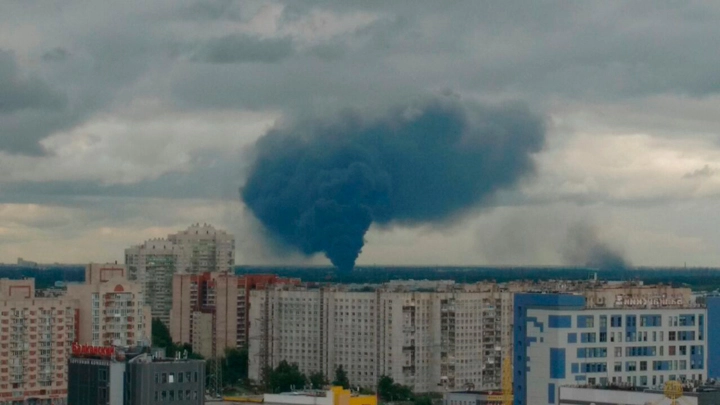 Площадь пожара на лакокрасочном заводе в Петербурге составляет почти 5 тыс. кв. метров - tvspb.ru