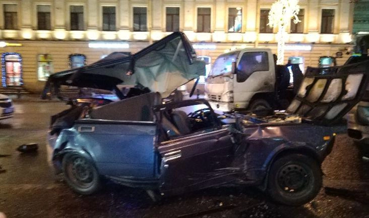 Дело по факту аварии на Невском, в которой погиб 18-летний водитель ВАЗ, передано в суд - tvspb.ru